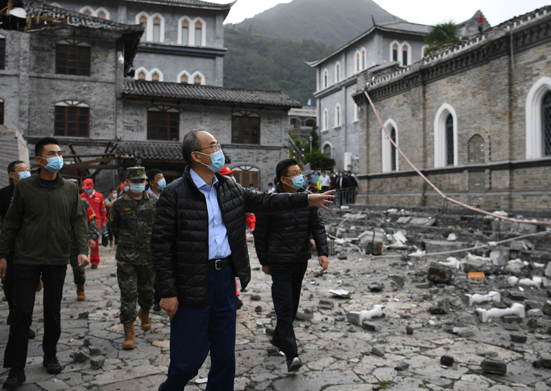 黄强在甘孜州泸定县指导抗震救灾工作并主持召开省市(州)县前线联合指挥部会议时强调坚决贯彻落实习近平总书记重要指示精神全力救援受灾群众最大限度减少人员伤亡「相关图片」