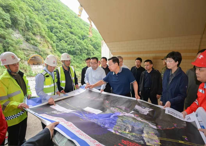 王晓晖施小琳现场指导康定姑咱“8·03”山洪泥石流灾害救援处置工作时强调 想一切办法尽一切努力 千方百计搜救失联人员「相关图片」